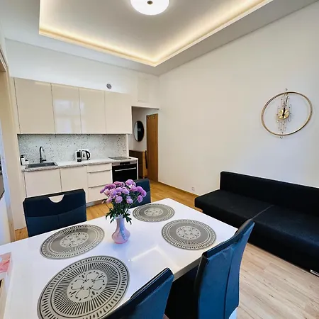 Old Town Apartment *